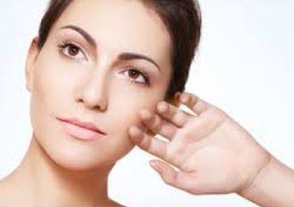 طريقة رائعة لتبييض البشرة وتنقيتها دون مكياج