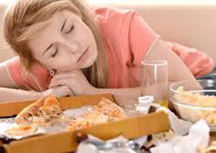 ما سبب الشعور بالنعاس بعد تناول الطعام؟