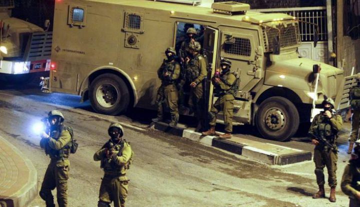 اعتقالات بينهم فتاة بزعم حيازتها سكينا واقتحامات متفرقة في الضفة