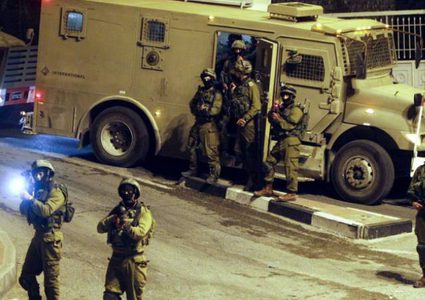 اعتقالات بينهم فتاة بزعم حيازتها سكينا واقتحامات متفرقة في الضفة