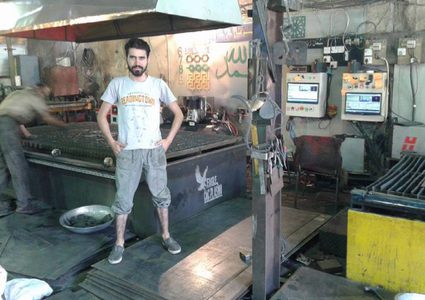 شاب عراقي يحول الخردى إلى تحف