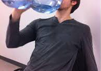 خرافات شائعة عن شرب الماء في رمضان