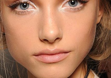 طرق لتكبير العيون دون أن يظهر الماكياج