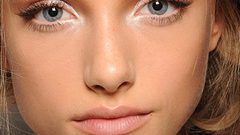 طرق لتكبير العيون دون أن يظهر الماكياج