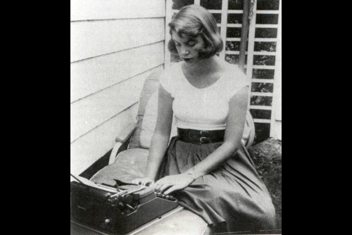 العثور على قصائد لسيلفيا بلاث مخفية على ورق