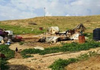 مستوطنون يتلفون خيمة مواطن بالأغوار