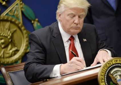 ترامب يطالب بإعادة العمل بقرار حظر السفر المتعلق بالمسلمين