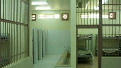 بلد يغلق سجونه و"يستورد" معتقلين