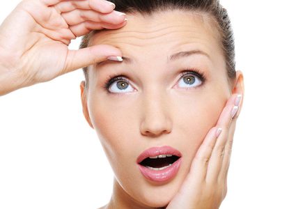 عادات سيئة تزيد من تجاعيد الوجه