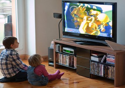 ما علاقة مشاهدة الأطفال للتلفاز بزيادة الوزن ؟!