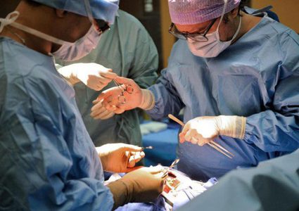 طبيب من عناتا ينجح بإخراج رصاصة من رأس طفلة (صور)