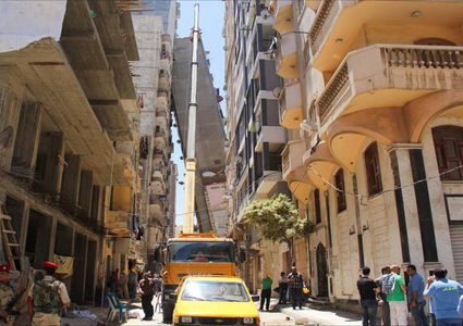 المصريون كعادتهم يحوِّلون كارثة برج الأزاريطة المائل إلى فكاهة