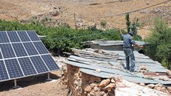 الاحتلال يخطر بوقف عمل خلية شمسية بالاغوار