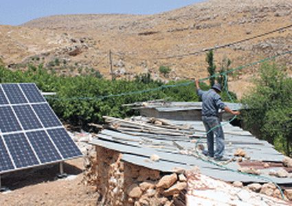 الاحتلال يخطر بوقف عمل خلية شمسية بالاغوار