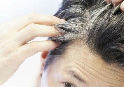 عادات سيئة تؤدي لظهور الشعر الأبيض