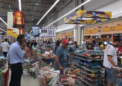 أعداد هائلة في المتاجر القطرية ونفاذ لبعض السلع