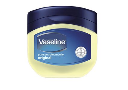 عالجي تعب بشرتك بالفازلين