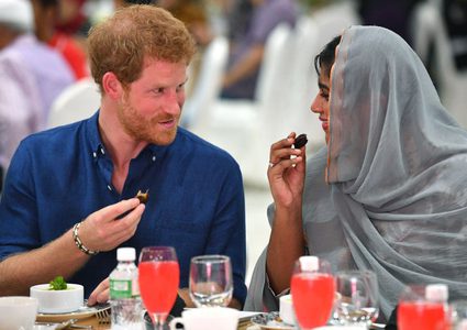 الأمير هاري يشارك المسلمين إفطاراً في سينغافورة