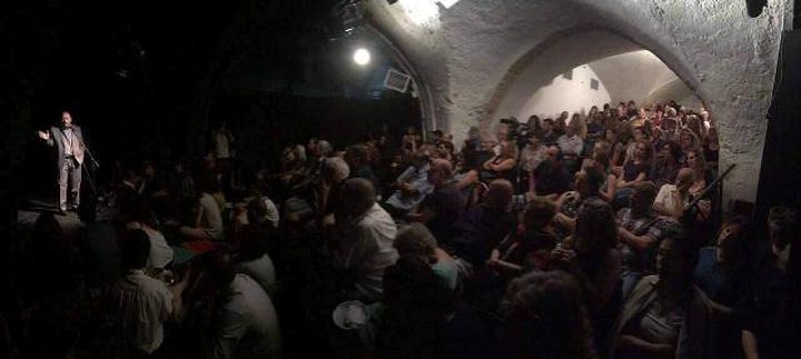 عرض مسرحي لتحسين صورة الأسرى الفلسطينين بعنوان "دفاتر  السجن"