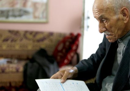 الشيخوخة لم تمنع أبو عجمية من مواصلة تقديم التوجيهي