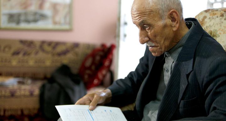 الشيخوخة لم تمنع أبو عجمية من مواصلة تقديم التوجيهي