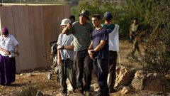 مستوطنون يقيمون بؤرة استيطانية غرب سلفيت