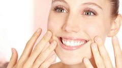 عادات قد تسبب في ظهور التجاعيد حول الفم