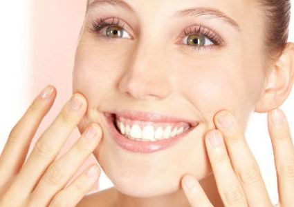 عادات قد تسبب في ظهور التجاعيد حول الفم