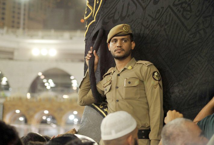 ما هي مهمة حارس الحجر الأسود حول الكعبة؟