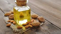 زيت اللوز ... لا تقدرين فوائده على بشرتك