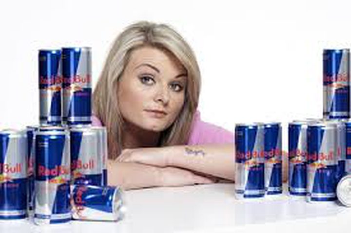 شربت 28 علبة "ريد بول" في يوم واحد... لن تتوقعوا ما حدث لها!