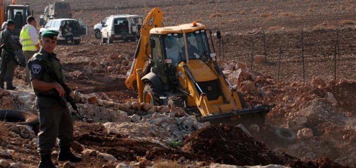 الاحتلال يمسح أراضي من بلدة الخضر