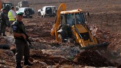 الاحتلال يمسح أراضي من بلدة الخضر