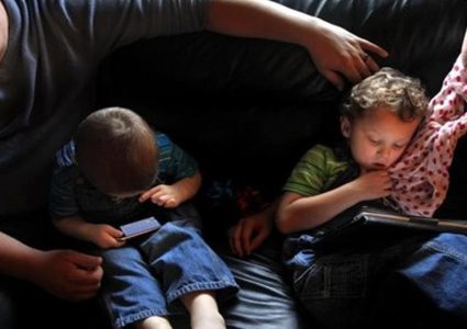 استخدام الأم للهاتف يؤثر على نمو الطفل