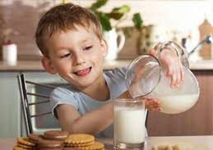 الأطفال الذين يشربون حليب البقر أطول وأكثر صحة