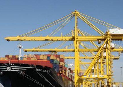 رابع أكبر شركة في العالم للملاحة البحرية تعلق رحلاتها لقطر