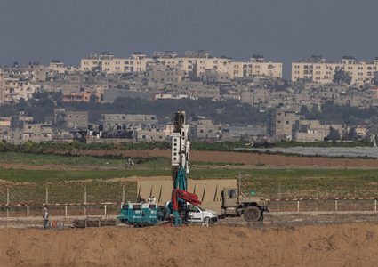 الاحتلال يوسِّع أعمال البناء في الجدار الفاصل مع غزة