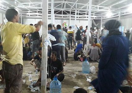 مئات حالات التسمم بإفطار في مخيم بالموصل