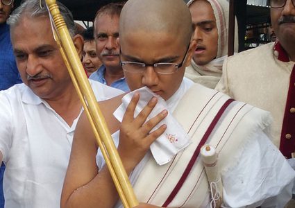 طالب يتخلى عن أفضل الدرجات ليصبح راهباً