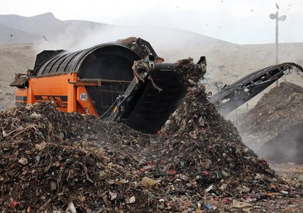 مكب الصيرفي للنفايات مشكلة تتفاقم وحلول قيد الانتظار