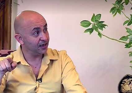 شعاره التسامح والإيمان بالعمل.. إنَّه الفنان خالد المصو