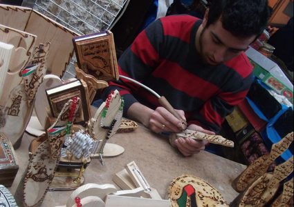 هشام الأغبر...لوحة نجاح صُنعت من الخشب ورسُمت بالنار