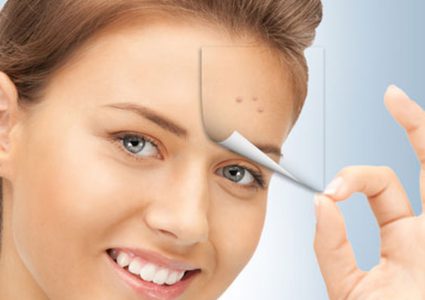 أخطاء ماكياج تعرض بشرتك لحب الشباب