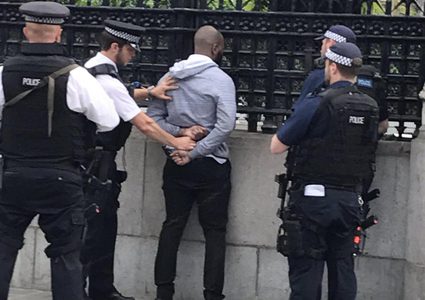 إعتقال رجل يحمل سكينا قرب برلمان بريطانيا