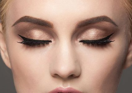 حيلة تضمن لك ثبات الأيلاينر طوال اليوم