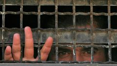 خمسة أسرى يدخلون أعواما جديدة في السجون