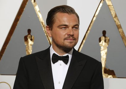 ليوناردو ديكابريو يسلم جائزة أوسكار فاز بها مارلون براندو