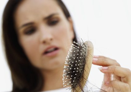 تعرفي على أبرز أسباب تساقط الشعر