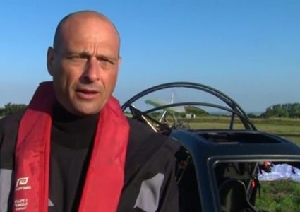 فرنسي يعبر القنال الإنجليزي بسيارة طائرة