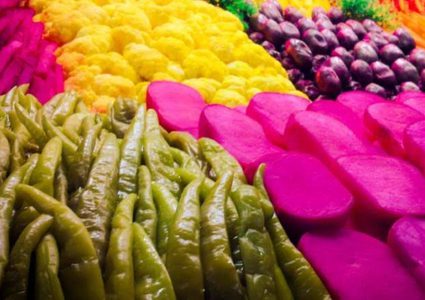 صناعة المخللات بمواد ضارة تهدد حياة متناوليها في غزة